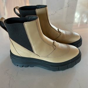 Sorel size 8 ½ tan ankle waterproof platform boots